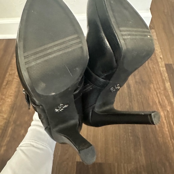 Vera Wang Booties - Picture 4 of 7